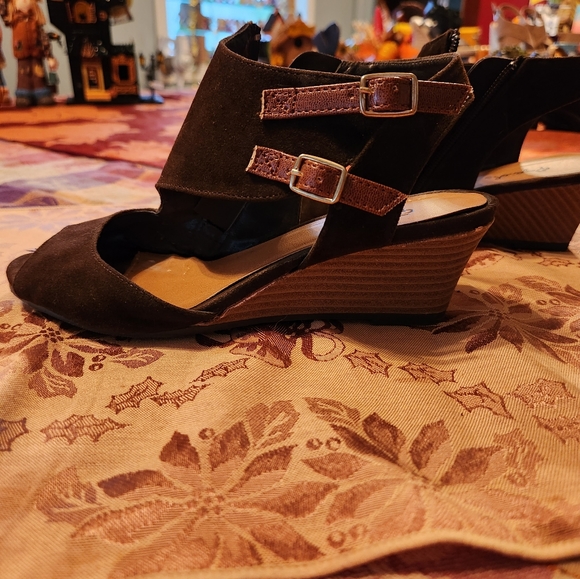 Cute brown sandal - Picture 2 of 3